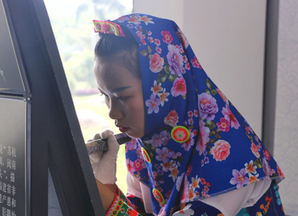 发扬工匠精神 感受惠和影雕精湛技艺