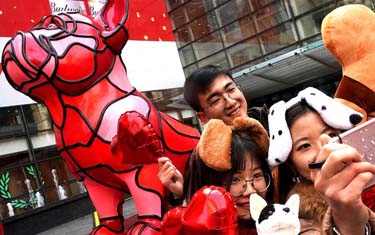 狗年艺术装置展亮相