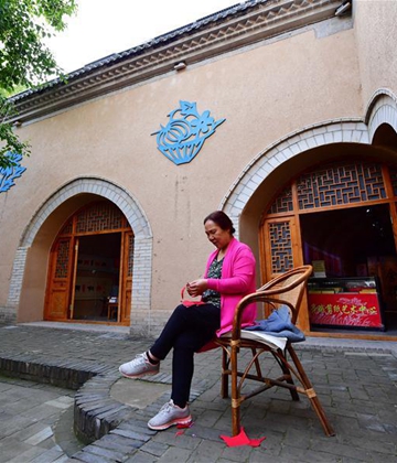 地坑院里&ldquo;秀&rdquo;剪纸