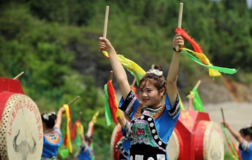 苗族&ldquo;花鼓舞&rdquo;进校园