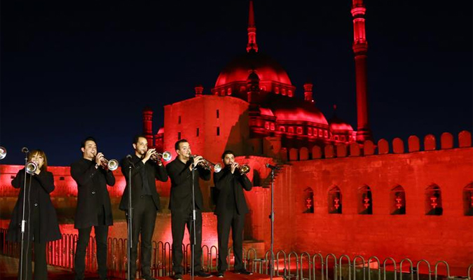 &ldquo;中国红&rdquo;海外闪烁 庆春节年味正浓