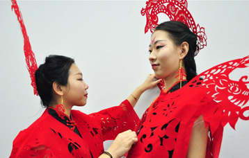 &ldquo;剪纸&rdquo;服饰迎新春