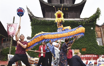 贵州锦屏：舞动花脸龙