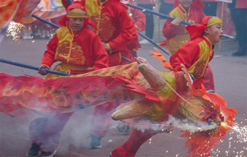 阆中：千龙千狮闹古城
