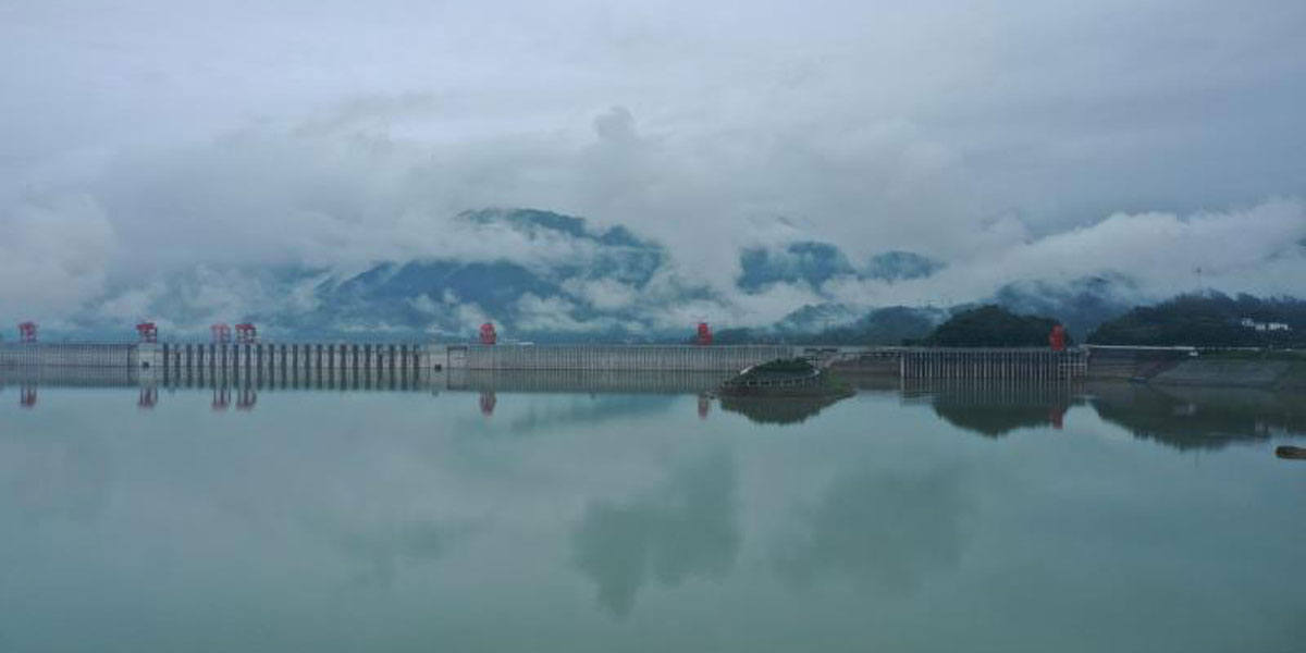 秭归县屈原祠广场远眺三峡大坝