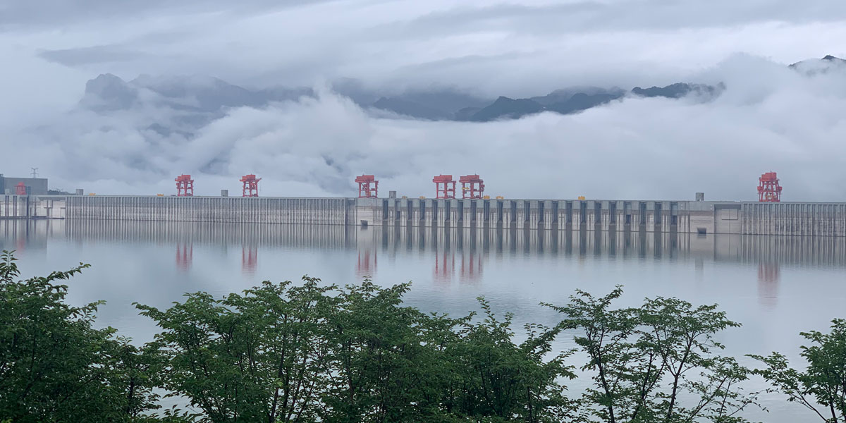 秭归县屈原祠广场远眺三峡大坝