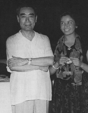 周恩来罕见慈爱老照片