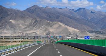 高等级公路提升西藏交通运输能力