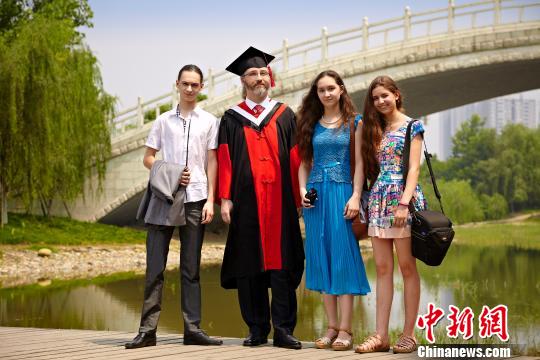 捷克留学生中医求学十年妻子手绘博士论文插图(图)