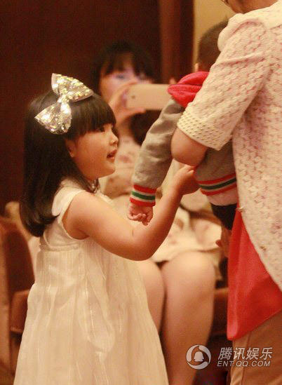 王诗龄无袖公主裙露藕臂 大堂跳舞惹人爱