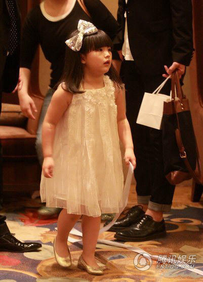 王诗龄无袖公主裙露藕臂 大堂跳舞惹人爱