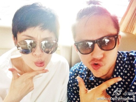邓超晒与孙俪合影戴墨镜撅嘴搞怪（图）