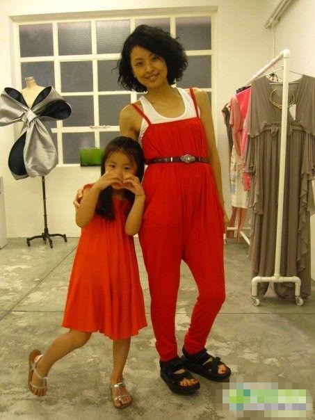 徐濠萦和女儿秀母女装