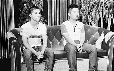 两人接受采访，左为柳艳兵，右为易政勇。