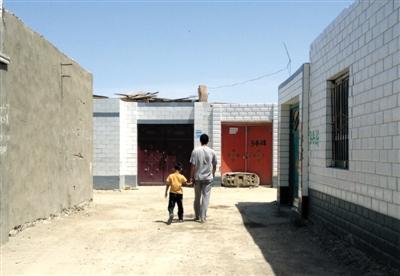 新疆被拐少年:7岁被拐到广东 每天要偷够1万