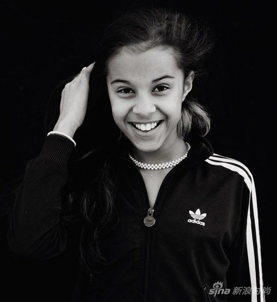 前辈拍死沙滩上 时尚圈迎来90后小时代