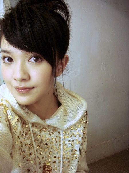 蓬松的马尾高高扎起，郭采洁清新的邻家女孩儿气质凸显