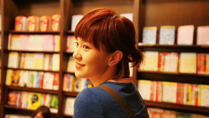 《一页台北》中，郭采洁微红的发色，将短发在脑后束起，乖巧俏皮