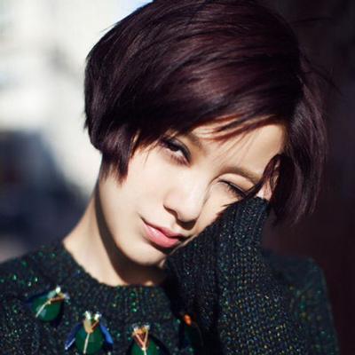 凌乱的发丝透着慵懒的气质