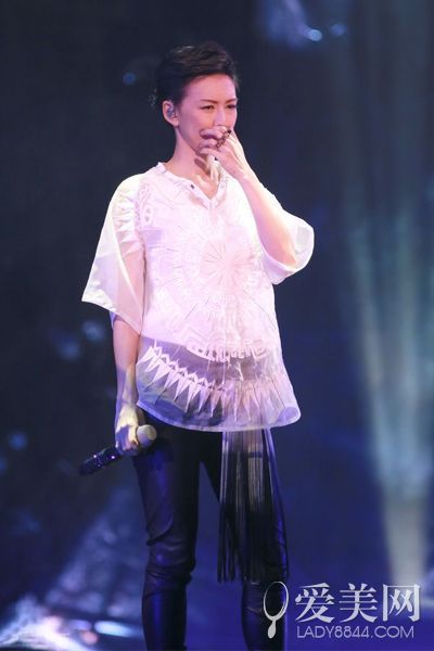  明星街拍必不可少 突显身材全靠紧身裤 