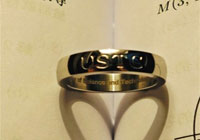 又是一年毕业季 毕业戒指要留住校友一辈子