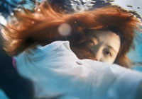 重大妹子水下拍毕业照 网友大赞唯美（图）