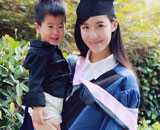 抱儿怀女拍毕业照