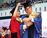 研究生夫妻抱女毕业