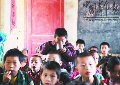 贫困乡村孩子泥泞上学路