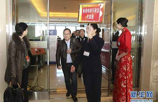 出席两会的港澳代表委员抵京