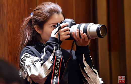 两会女记者：不拼颜值拼才华