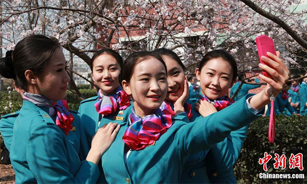 中国民航大学学生进行春季制服换装 高清组图