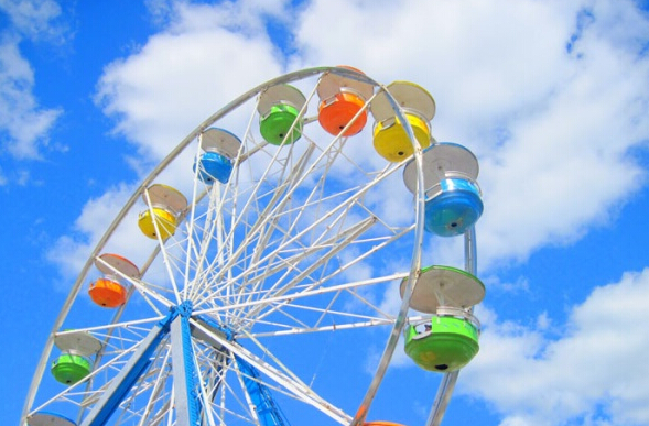 高考，这个牵动全国近千万家庭的日子，牵动全城人心的时刻，一场让莘莘学子付出艰辛和心血的汇报演出。新华教育，与考生和家长一路同行，传递温暖的教育思想和准确的教育资讯。新鲜出炉的高考政策、定位精准的高校实时动态；全国各地的高考动态，感人至深的高考故事，读新华教育尽收眼底。