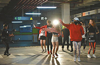 中韩练习生：初中生为明星梦休学