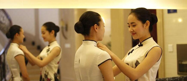 航空公司四川高校招空乘 旗袍美女面试赚眼球
