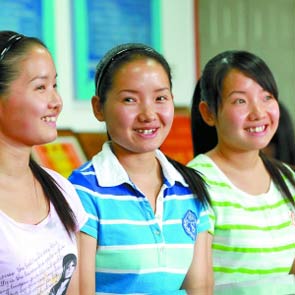 三胞胎姐妹考进河南同一大学 面试考官当场凌乱