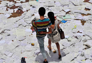 “高考镇”高三学生“撕书狂欢”减压