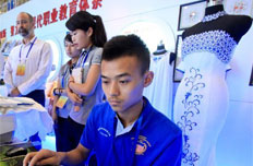 学生在进行电脑刺绣设计展示