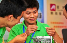 中国选手在比赛中搭建自动门