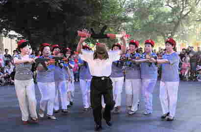 大妈跳广场舞纪念"全民族抗战爆发77周年"