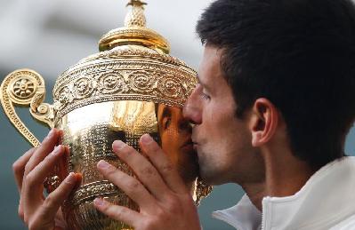 温网巅峰对决 德约科维奇苦战5盘胜费德勒再夺冠军