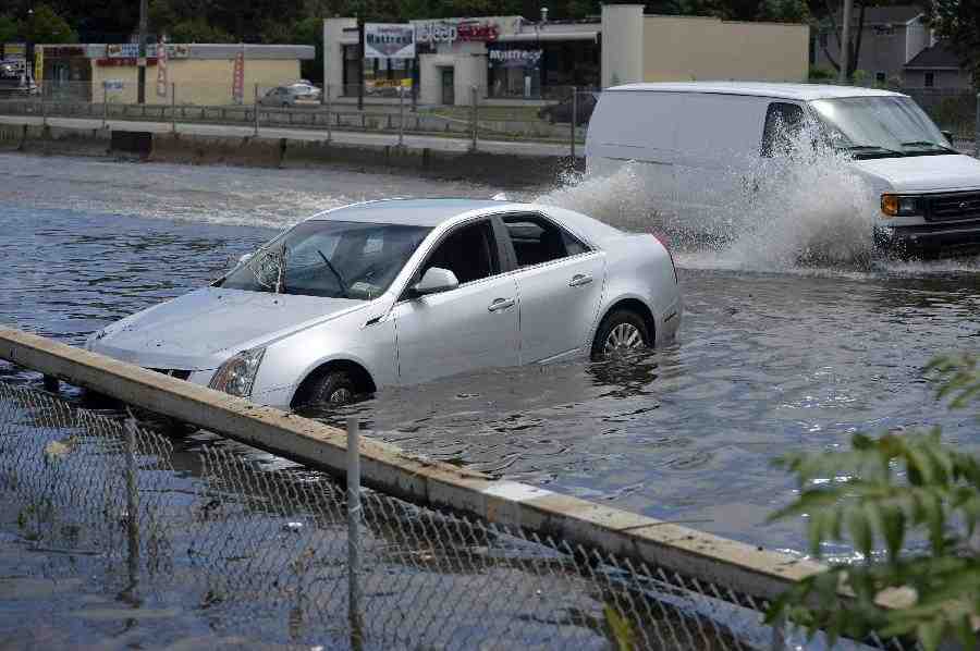 美国东部多州遭暴雨袭击 出现严重内涝