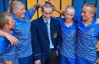 妹妹患白血病 哥哥承诺一直光头