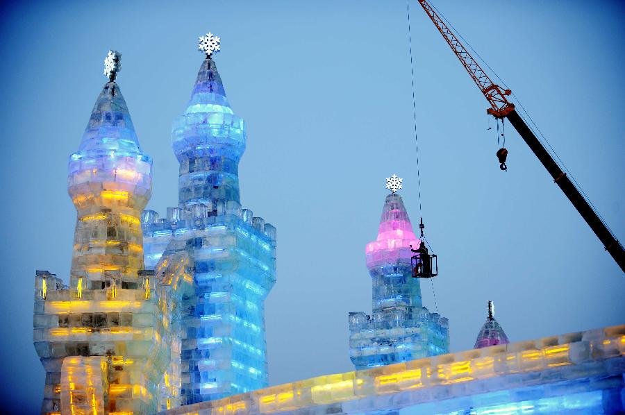 &ldquo;冰雪大世界&rdquo;维护冰景保安全