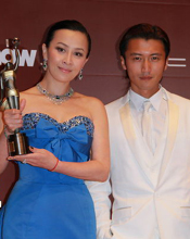 刘嘉玲兴奋与谢霆锋展示奖杯 夺影后大奖谢老公