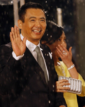 周润发携发嫂现身 立刻“引发”滂沱大雨