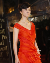 汤唯变身火红凤凰现身 十分美艳