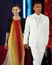 谢霆锋张柏芝牵手走红毯 大秀恩爱羡煞旁人