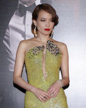 舒淇黄秋生亮相 亮片长裙似妖媚美人鱼