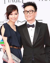 郑中基与老婆余思敏牵手踏上红毯